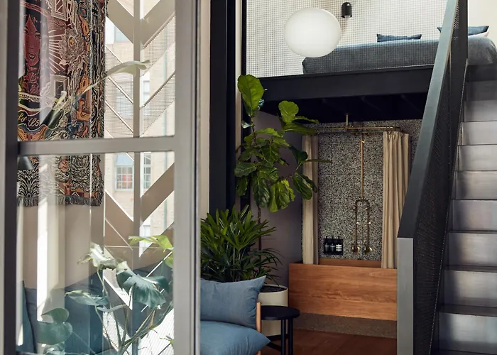 Paramount House Hotel